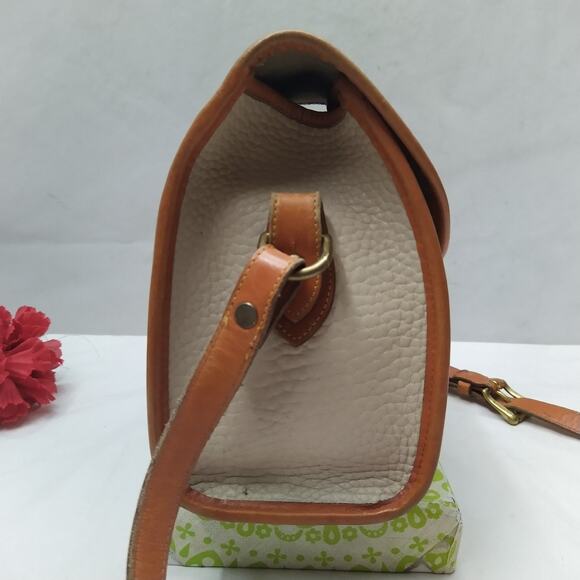 Dooney & Bourke Ivory Leather Flap Closure Crossbody Bag - VTG -Made in USA - Picture 4 of 16